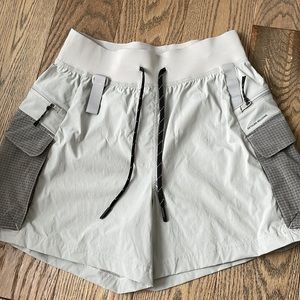 Lululemon Multi Pocket High Rise Hiking Cargo Shorts 5”